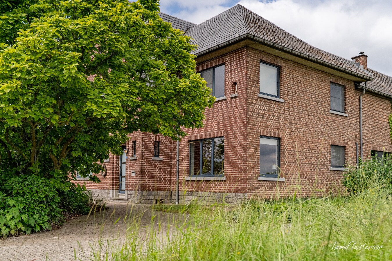Landelijk gelegen bedrijfswoning met diverse bijgebouwen op ca. 3,5 ha te Bekkevoort (Vlaams-Brabant) 