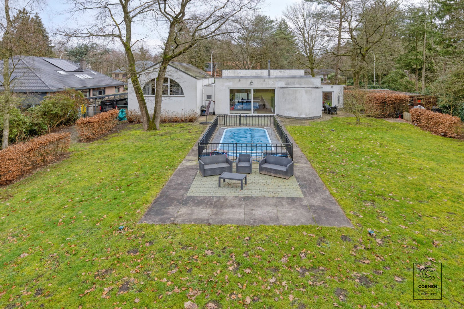 Lichtrijke en ruime villa van 338 m² met ingebouwd zwembad en tal van mogelijkheden voor co-housing of kangoeroewonen! 