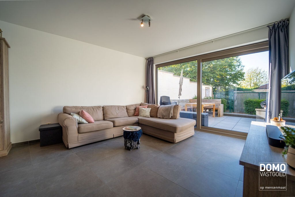 RUIM GELIJKVLOERS APPARTEMENT MET 2 SLAAPKAMERS, TERRAS EN PARKEERGELEGENHEID TE HASSELT (SINT-LAMBRECHTS-HERK) 