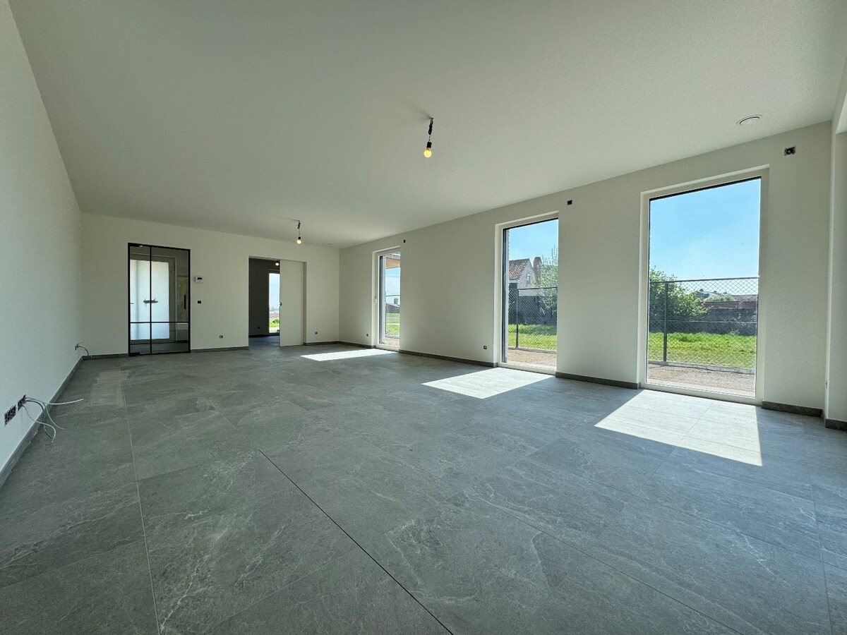 Instapklare nieuwbouwwoning met 4 slaapkamers en bureau te Kortemark 