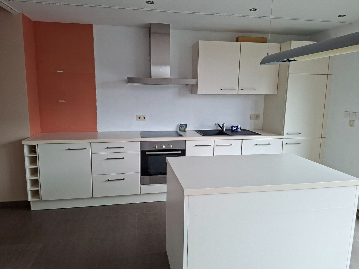 Beau duplex avec grand living traversant 