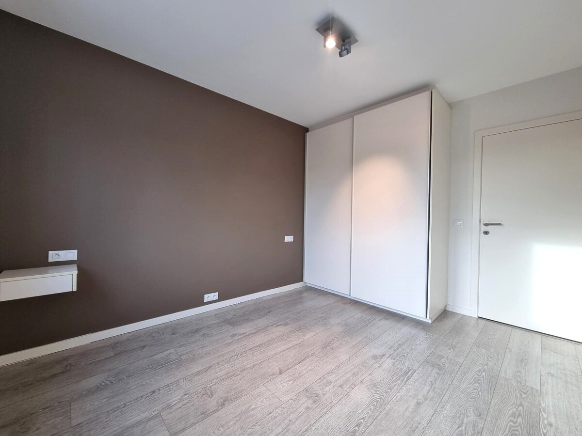 Zeer ruim, breed en lichtrijk woonappartement met groot zongericht terras 