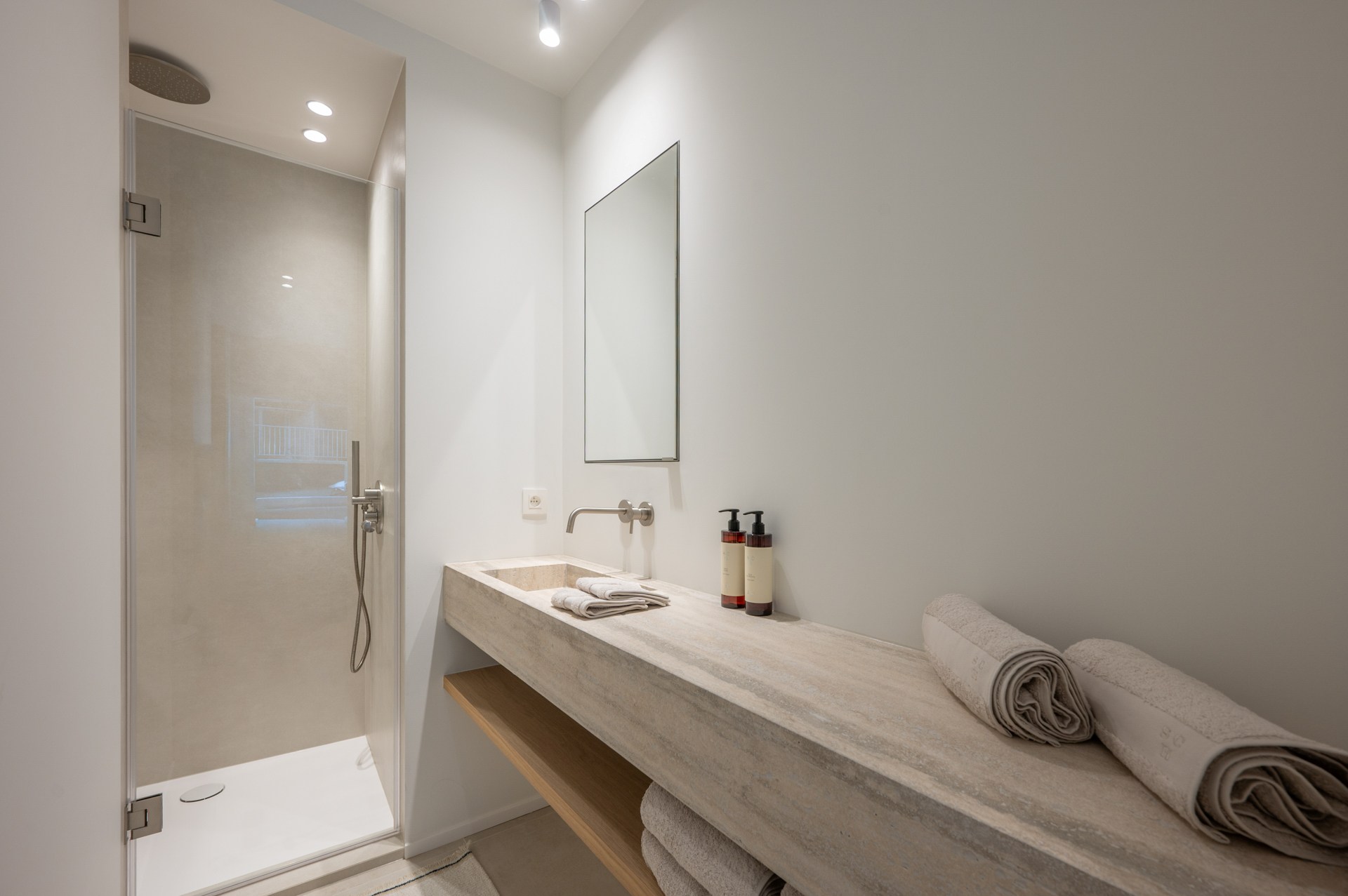 Prachtig gerenoveerd appartement met 3 slaapkamers centraal gelegen op de Lippenslaan te Knokke. 