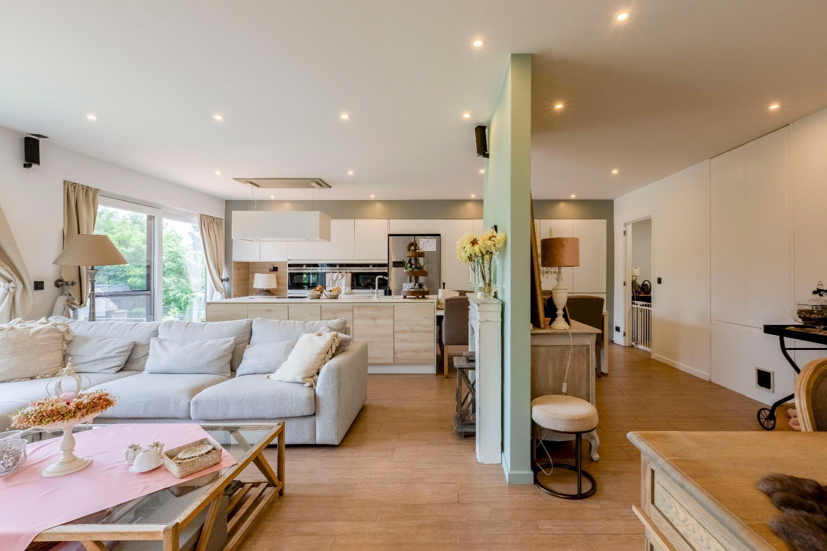 Ruime woning (369m²) met 4 slp. en in te vullen praktijk (onderaan) 