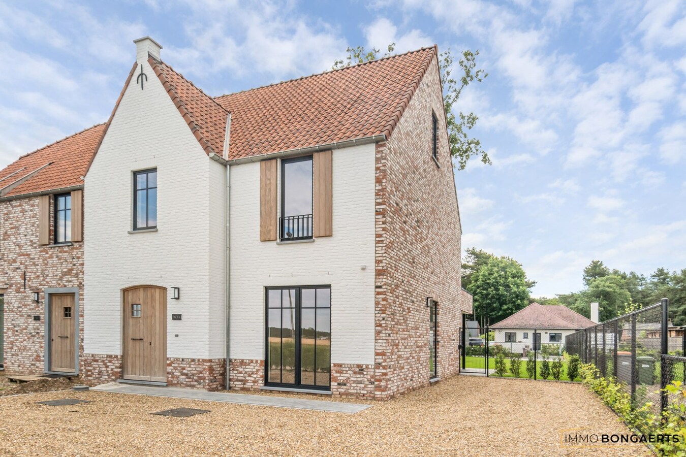 Volledig afgewerkte nieuwbouwwoning met 4 slaapkamers. 