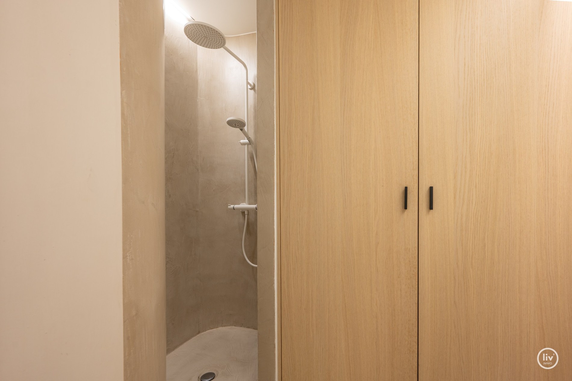 Prachtig integraal gerenoveerde studio gelegen op de vierde verdieping te Van Bunnelaan. 