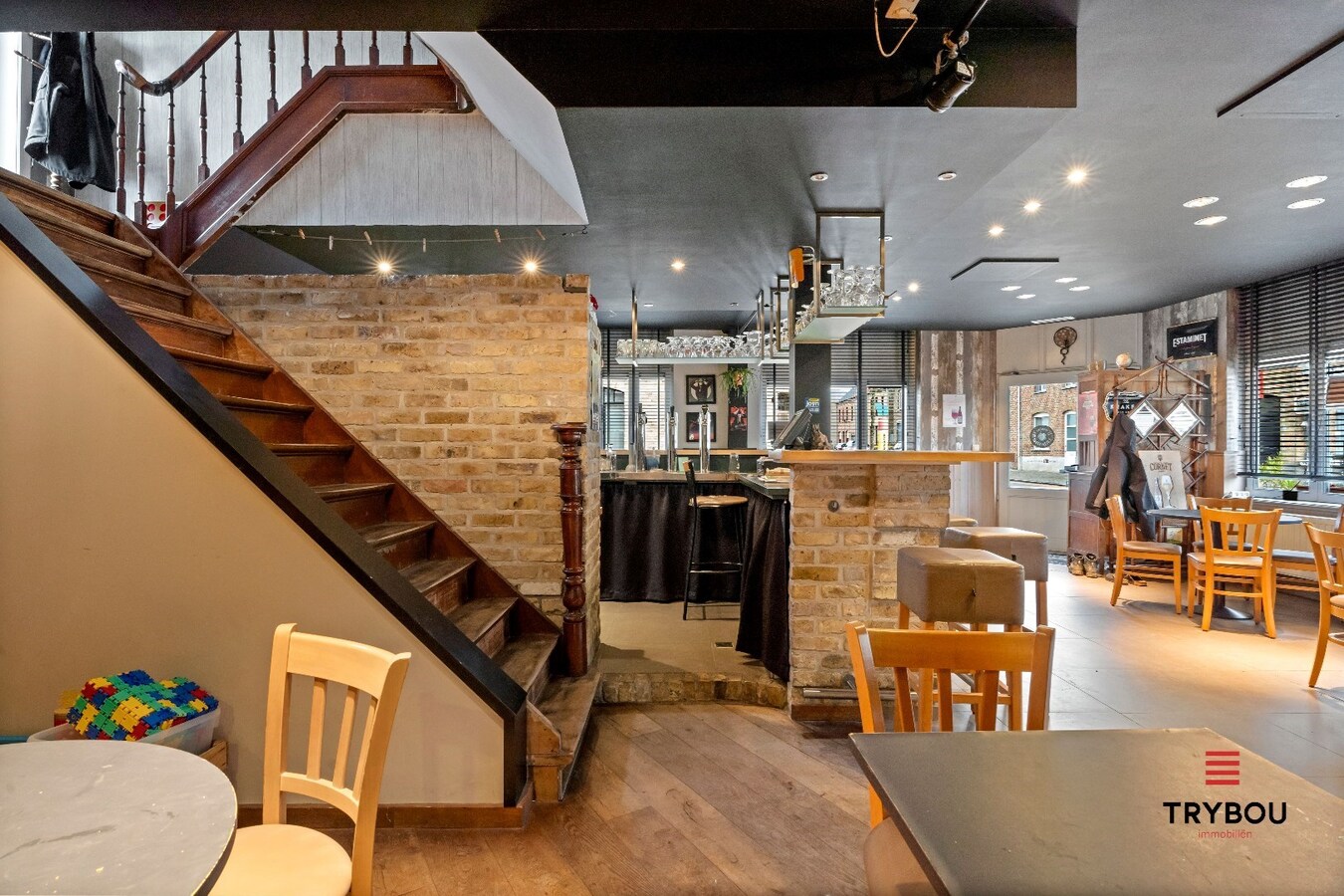 Prachtig handelspand met woonst op centrale ligging te Merkem. 