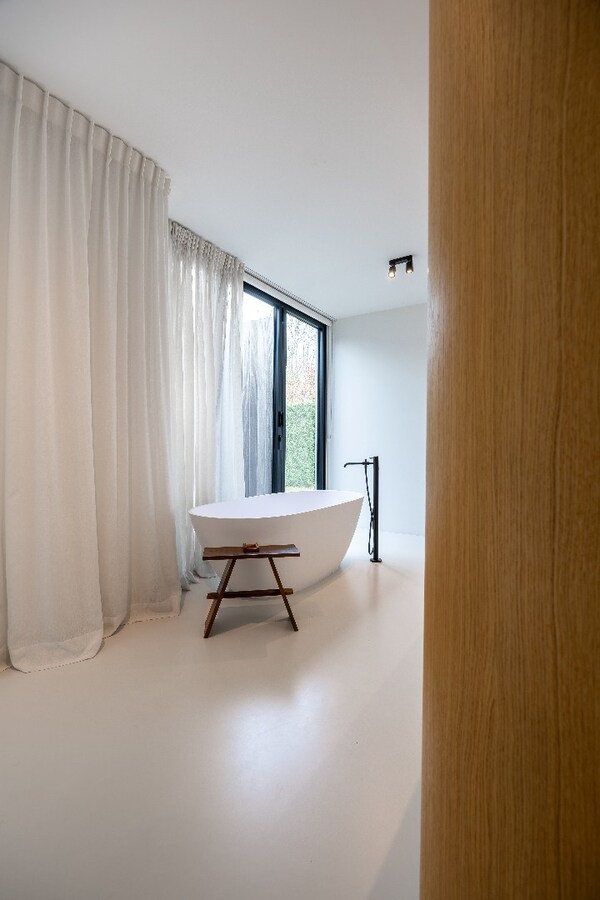 Moderne gelijkvloerse designvilla in exclusief privédomein 