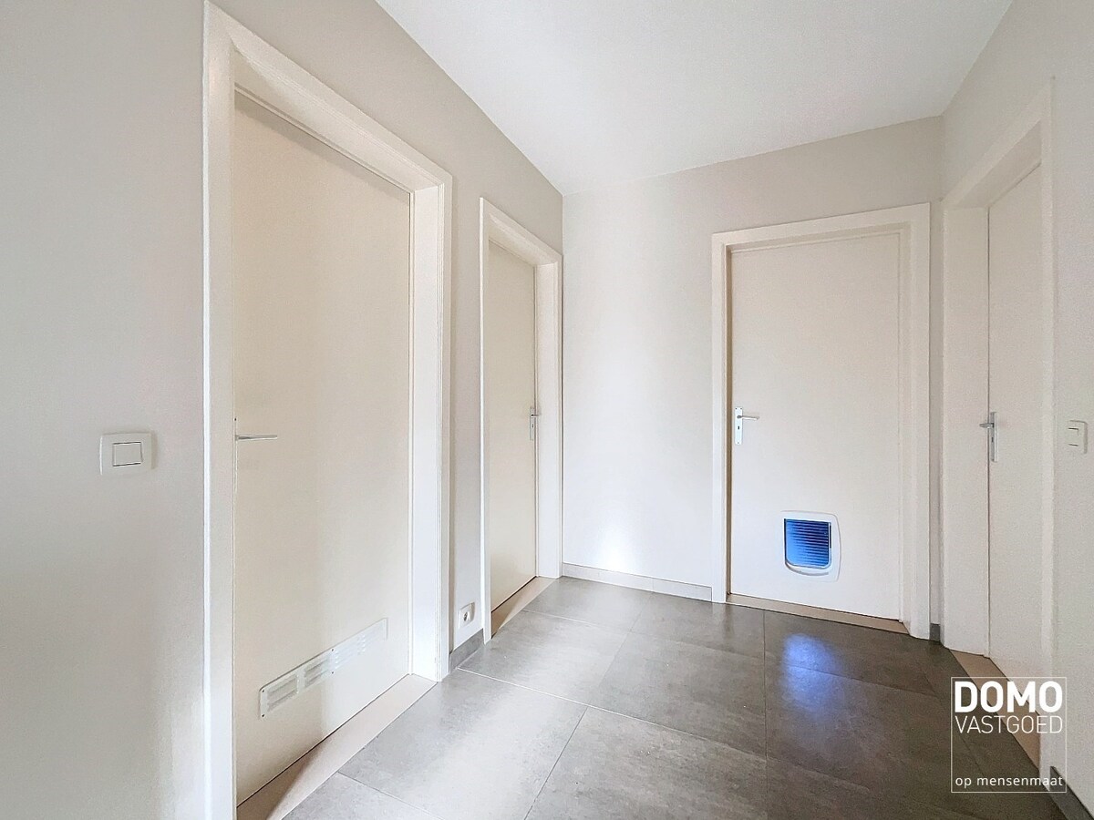 GEZELLIG, GERENOVEERD TWEE SLAAPKAMERAPPARTEMENT MET TUIN EN GARAGE TE HASSELT 