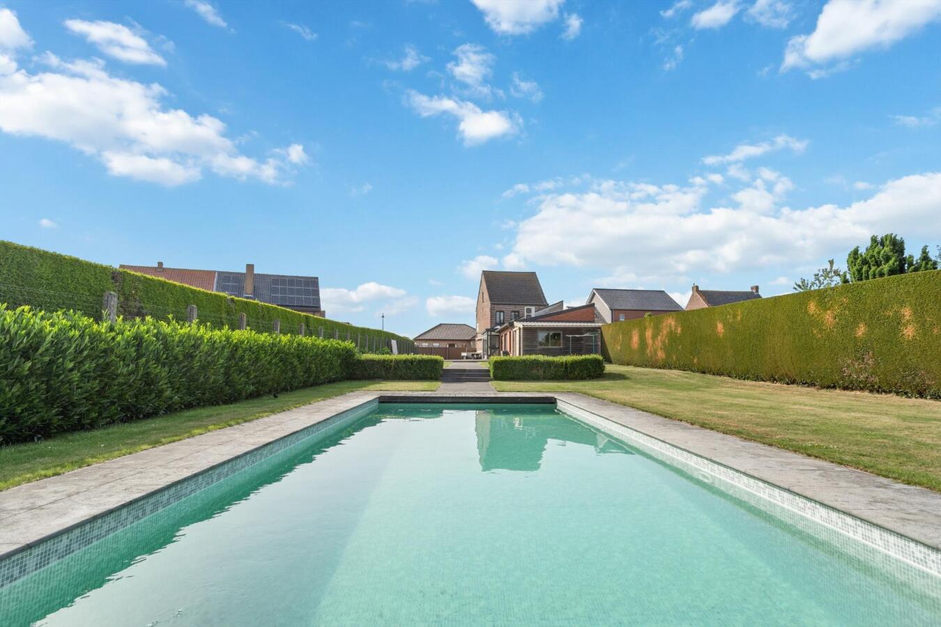 Vrijstaande woning met verwarmd zwembad op ruim perceel van 1813 m² 