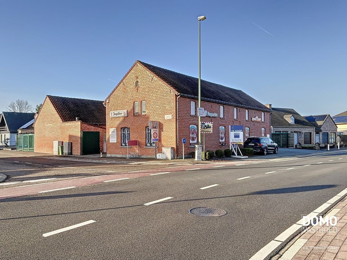 UNIEK pand met tal van mogelijkheden, gunstig gelegen te Kermt. 