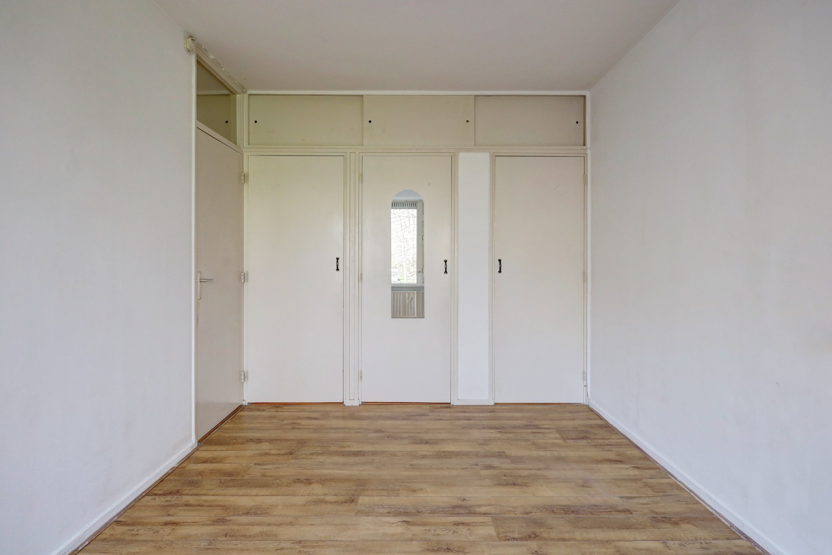 4-kamer appartement op de 1e verdieping, met 2 balkons, berging in de onderbouw en gelegen op eigen grond! 