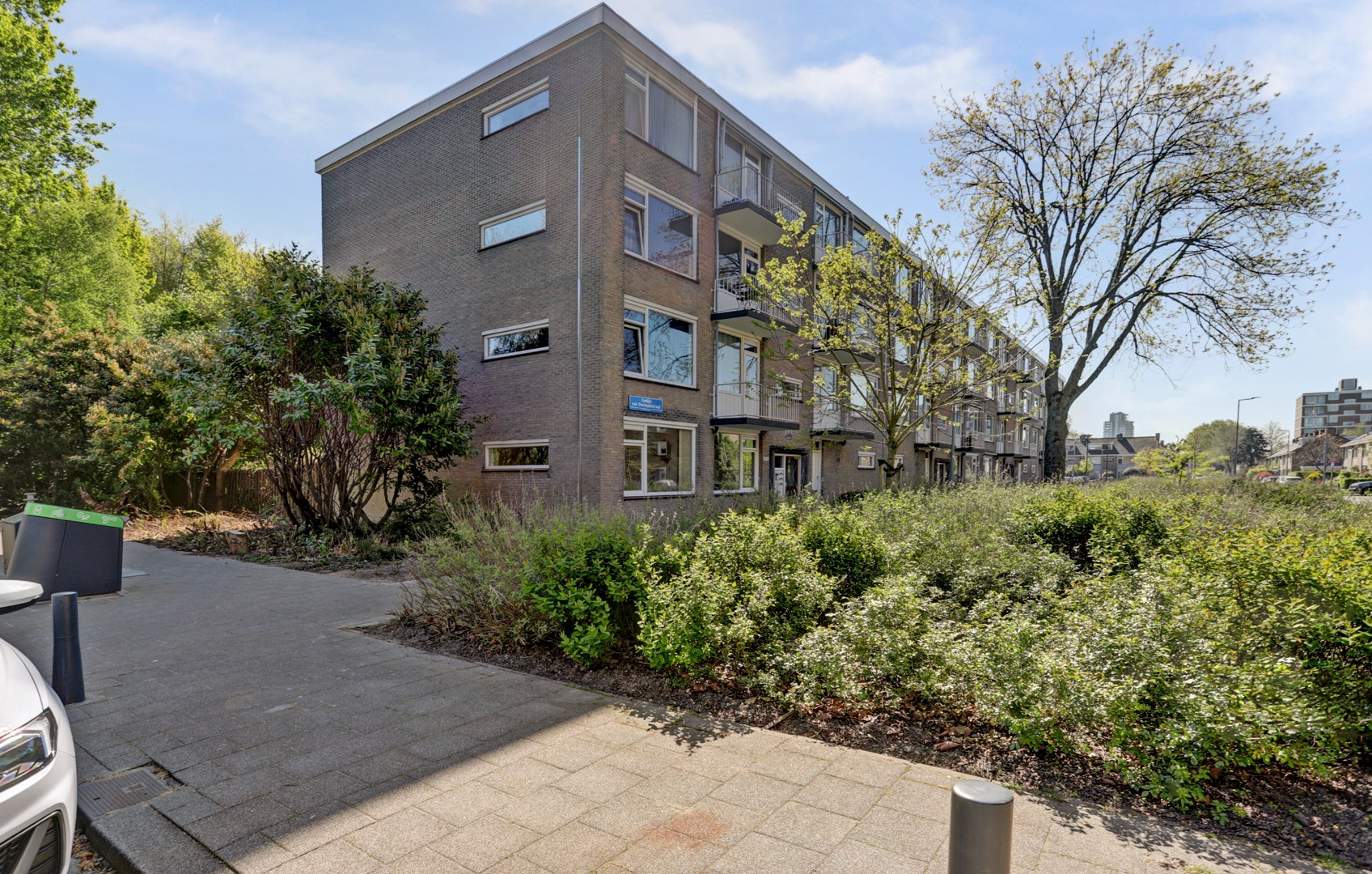Bijna 100 m² gelijkvloers woonplezier op de begane grond met terras van ca. 36 m².  Deze 3- (voorheen 5) kamerwoning is gelegen op eigen grond! 