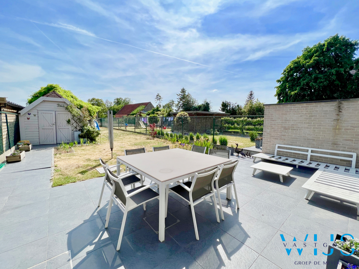 INSTAPKLAAR woonhuis met ZUIDgerichte tuin te Boekhoute ! 