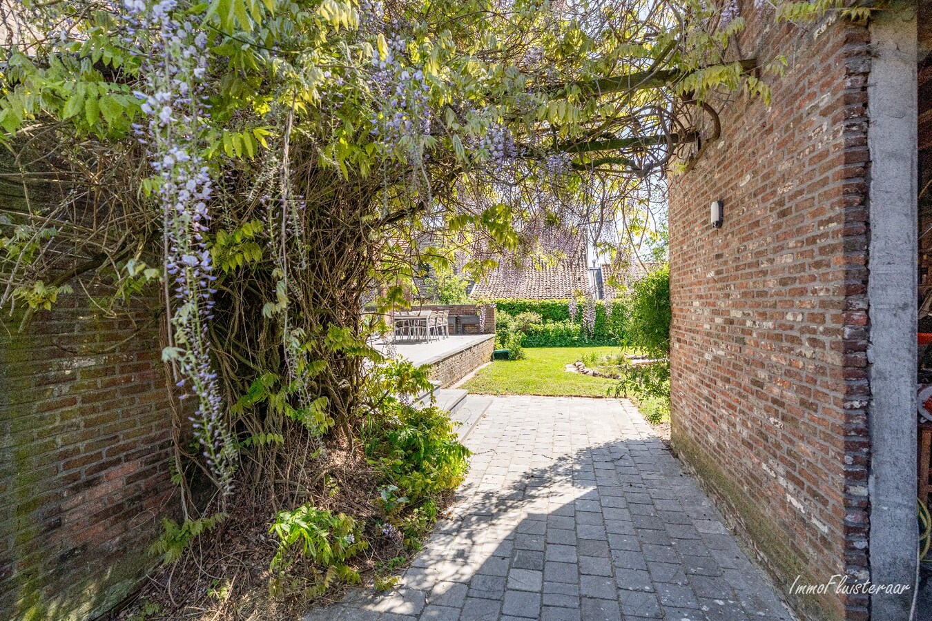 Charmante villa avec bâtiment d'écurie et prairie sur environ 6 700 m² à Hamme. 