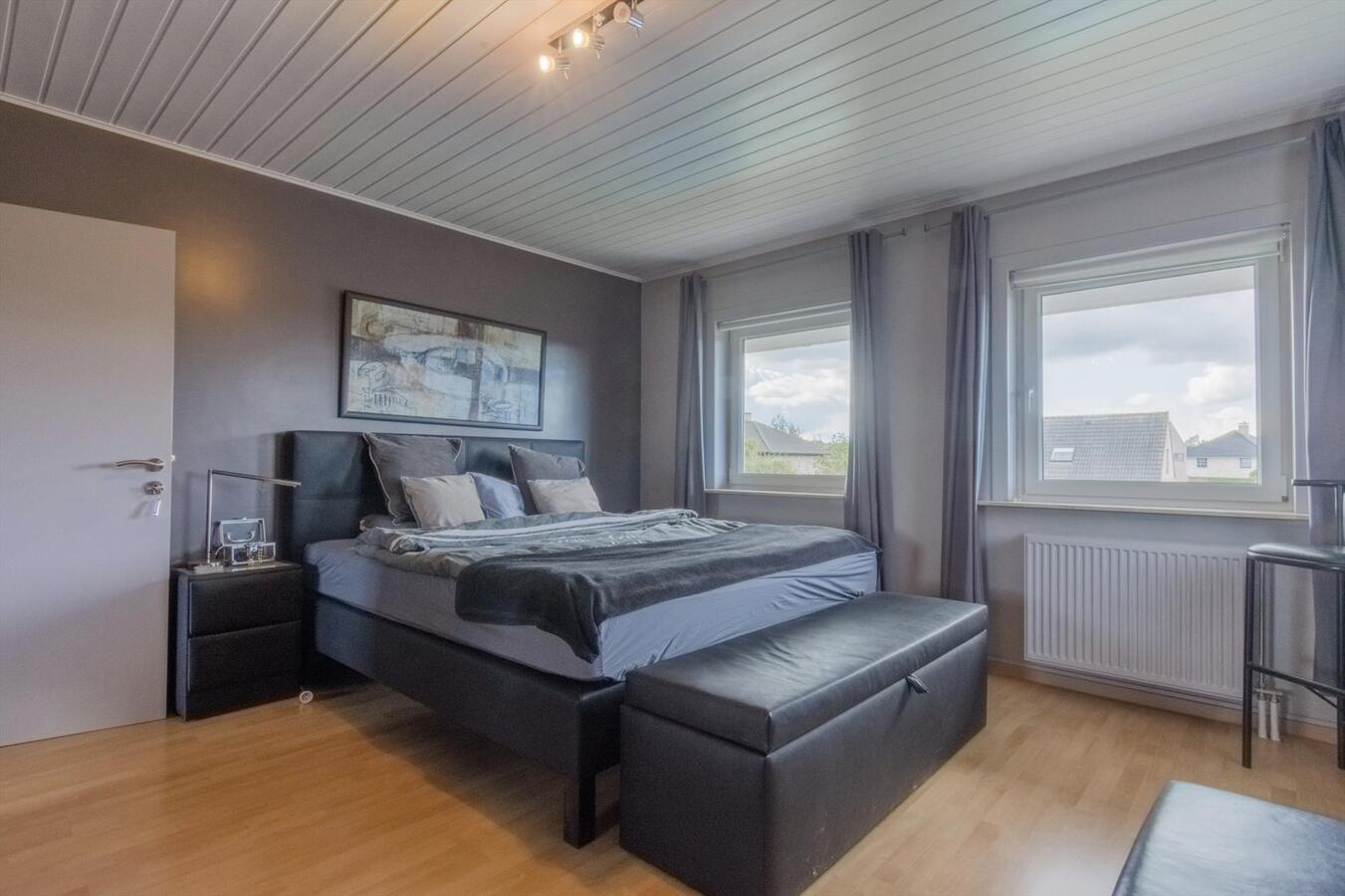 Ruime hedendaagse villa met buitenzwembad 