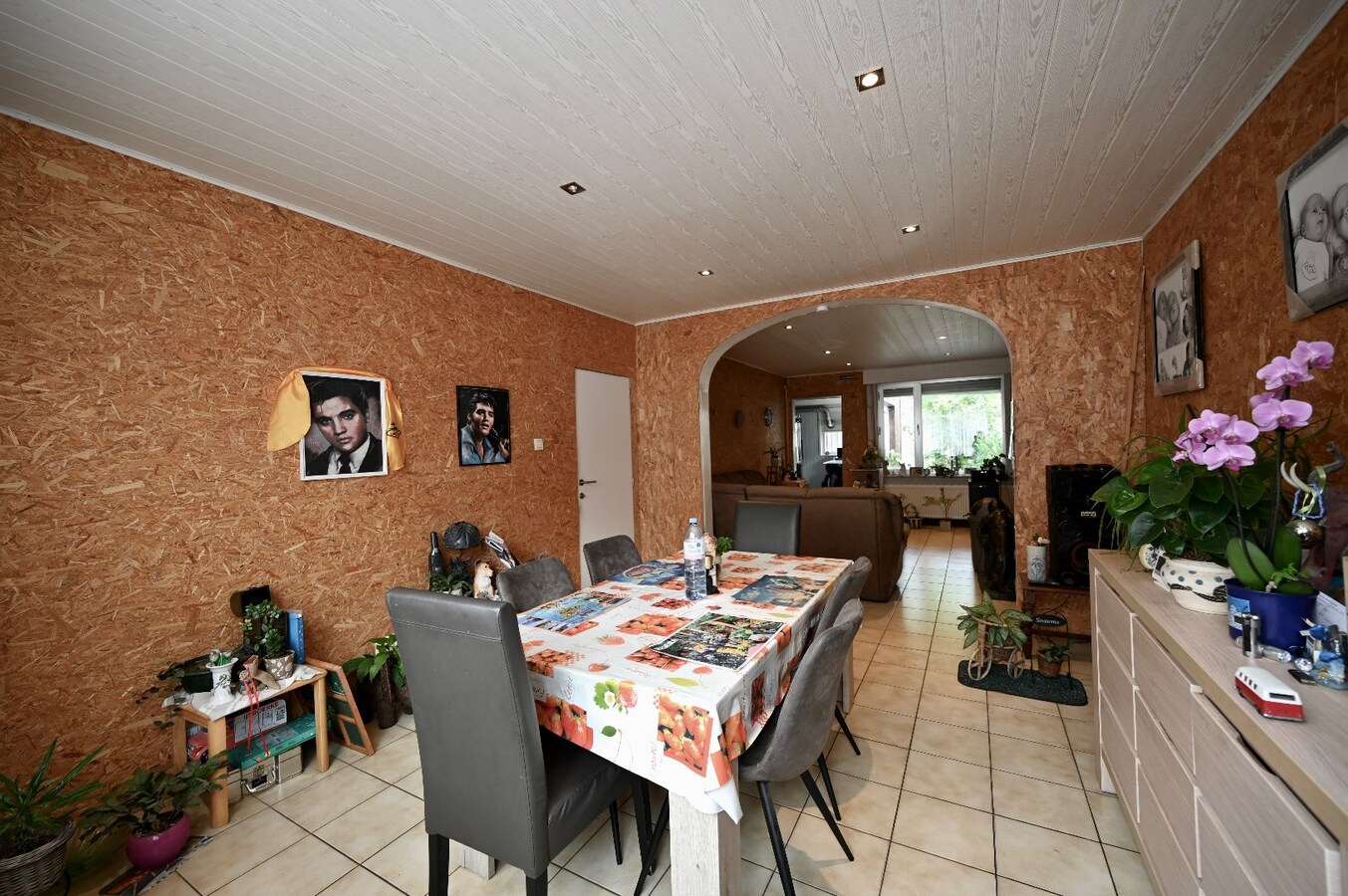 RUIME GEZINSWONING MET STADSTUINTJE NABIJ SPUIKOM 