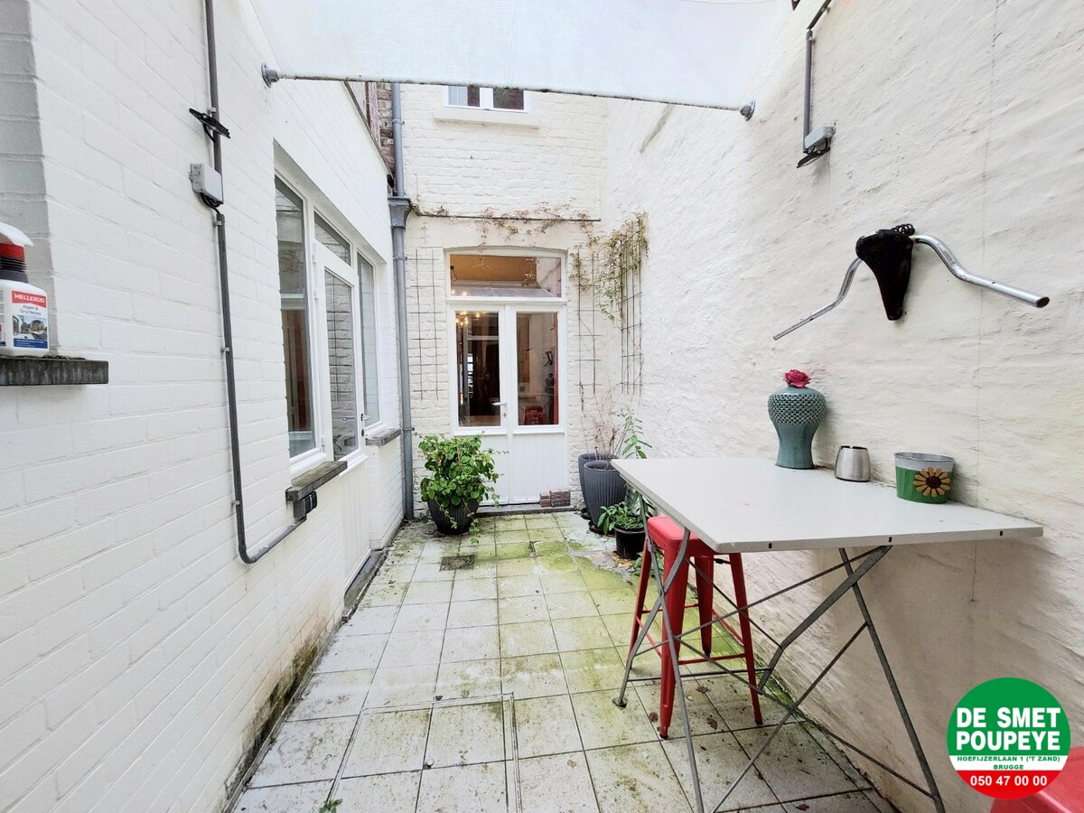 Commerciële winkelruimte met bovenliggend appartement 