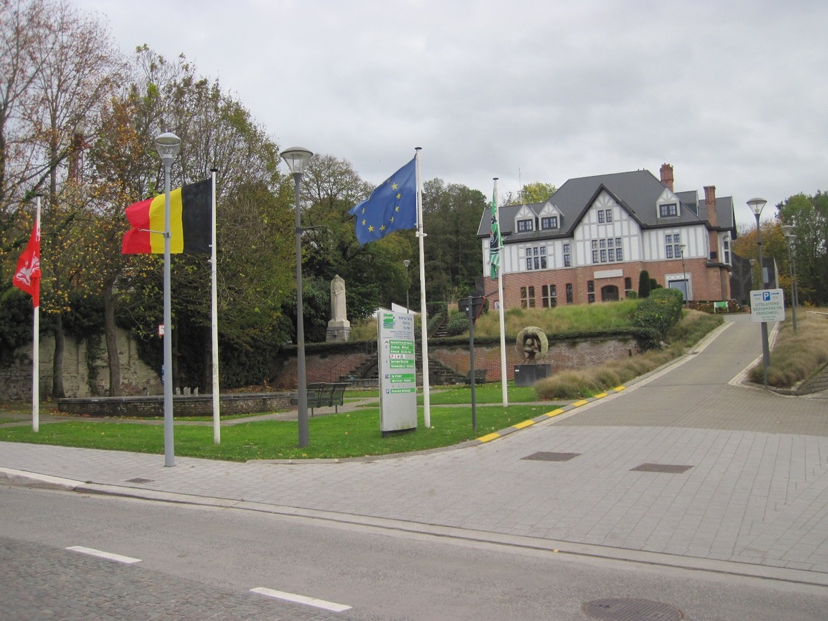 Multi-funktioneel pand. Verhuurd met rendement van > 4% ! 