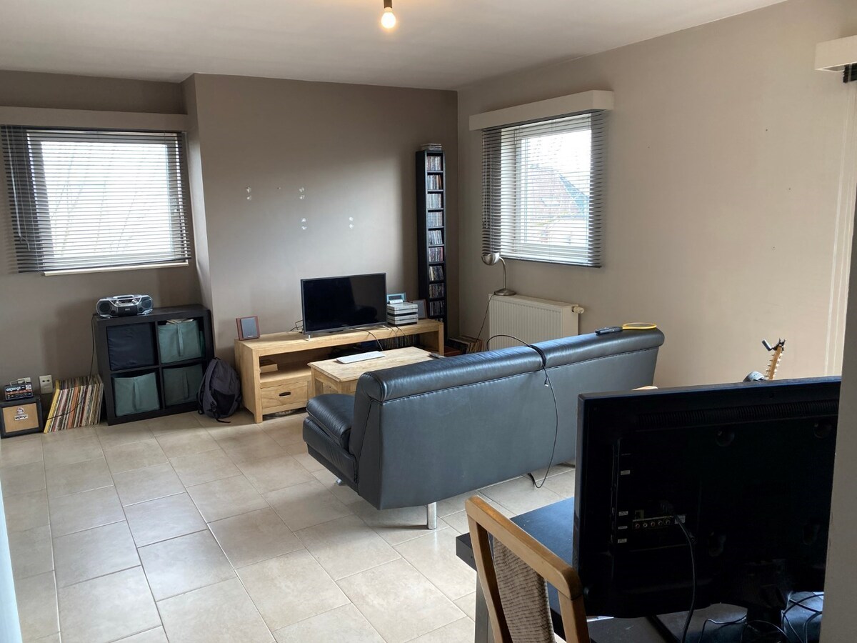 Eigentijds appartement met  autostaanplaats en kelder. Geen vaste kosten. 