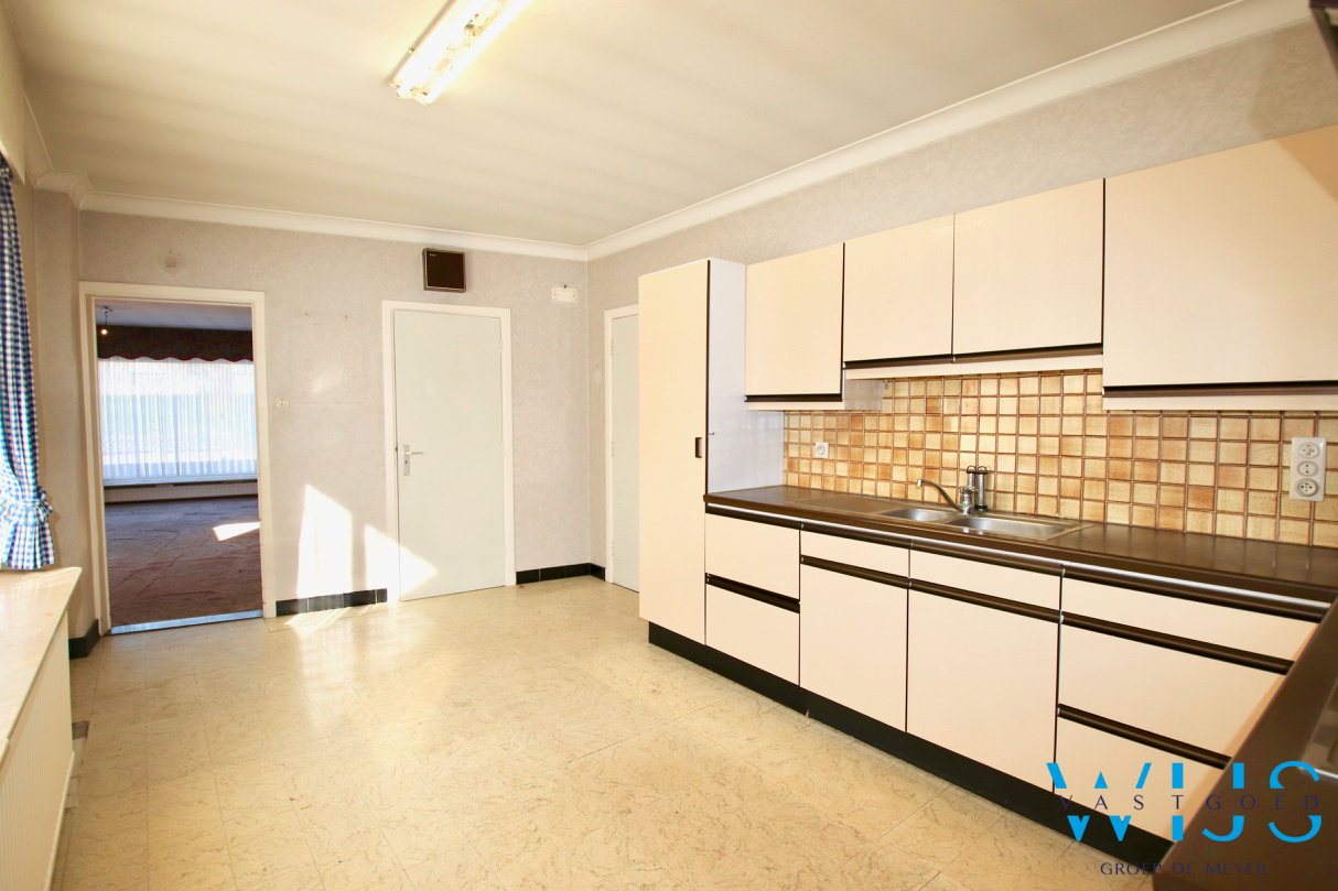 Te renoveren gezinswoning op een zonnig perceel van 1184m² te Wachtebeke ! 