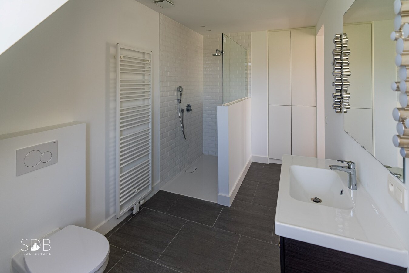 Stijlvolle villa met diverse bijgebouwen en graslanden op circa 3ha 