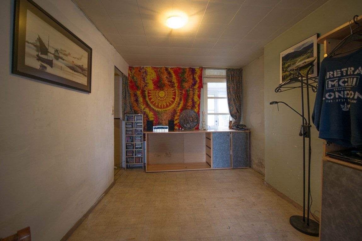 Zeer goed gelegen woning deels te moderniseren. 