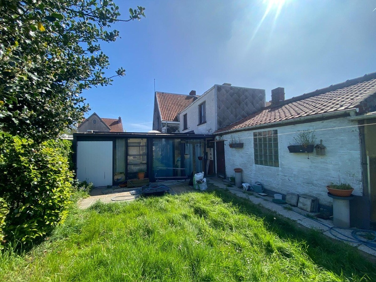 Rijwoning met dubbele garage te Roeselare 