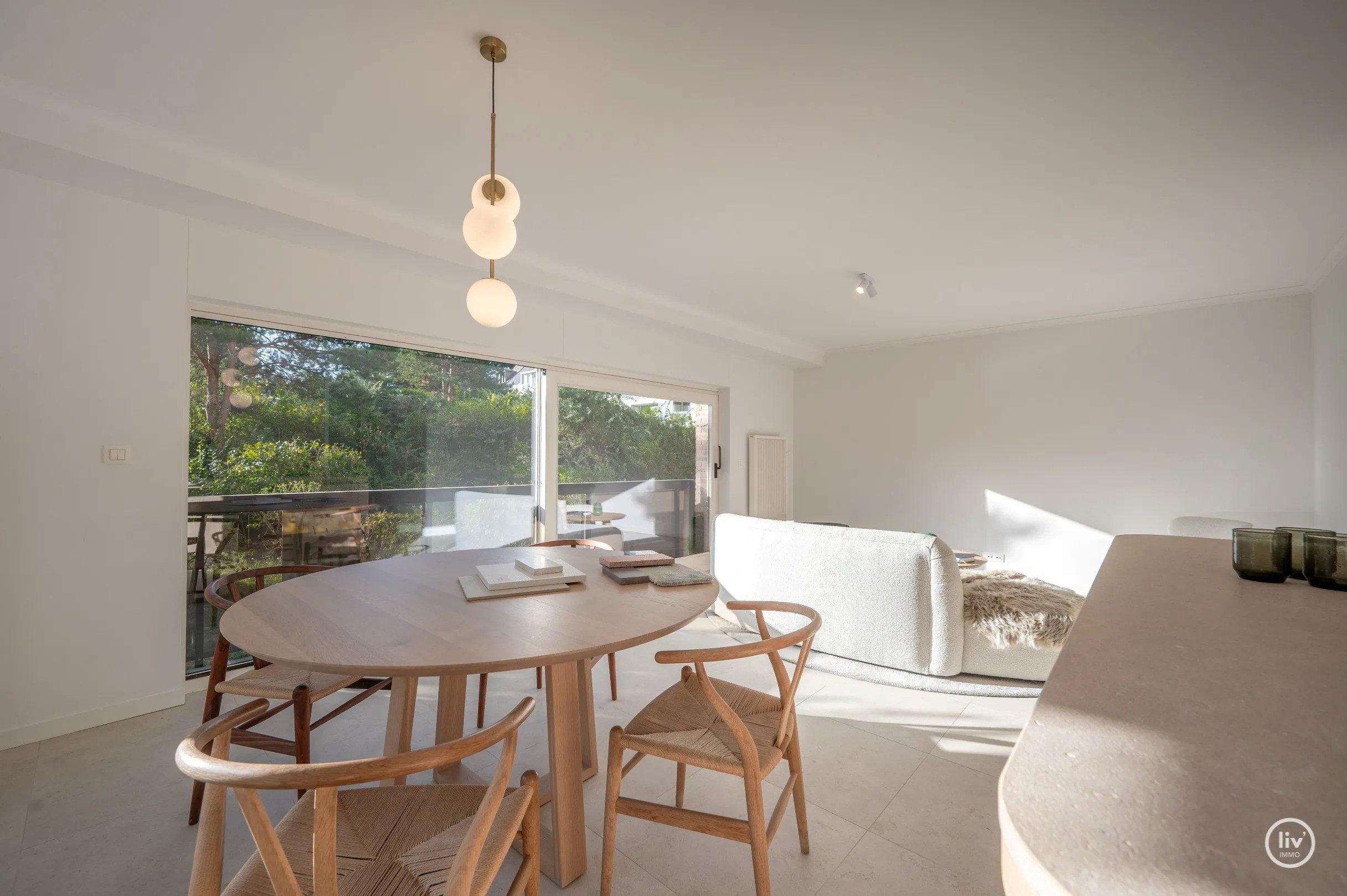 Dit prachtig gelegen appartement geniet van een zuidelijke oriëntatie en bevindt zich in een groene en rustige omgeving, rechtstreeks grenzend aan het Yzerpark. 