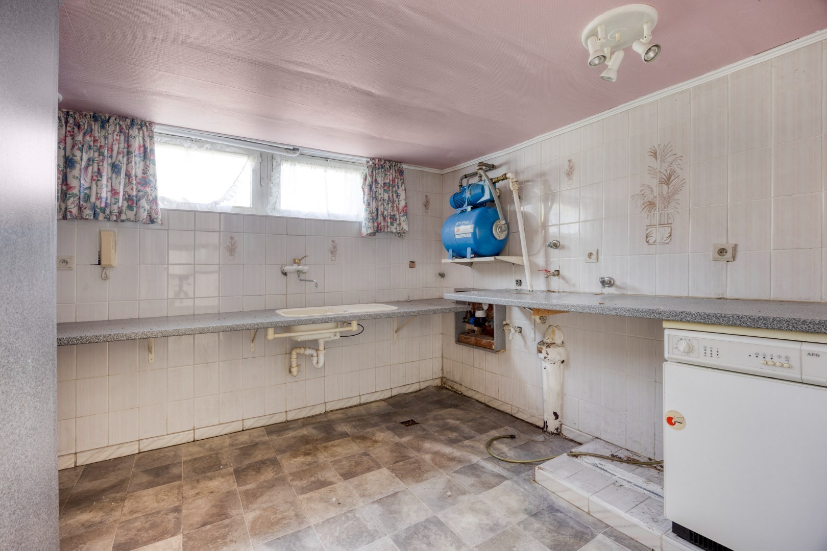 BUNGALOW – 2/4 kamers, dubbele garage &amp; kelders – 1650 BEERSEL 