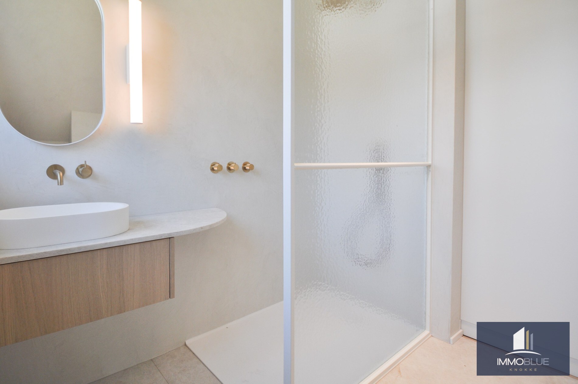 Appartement entièrement rénové avec de grandes terrasses ensoleillées. 