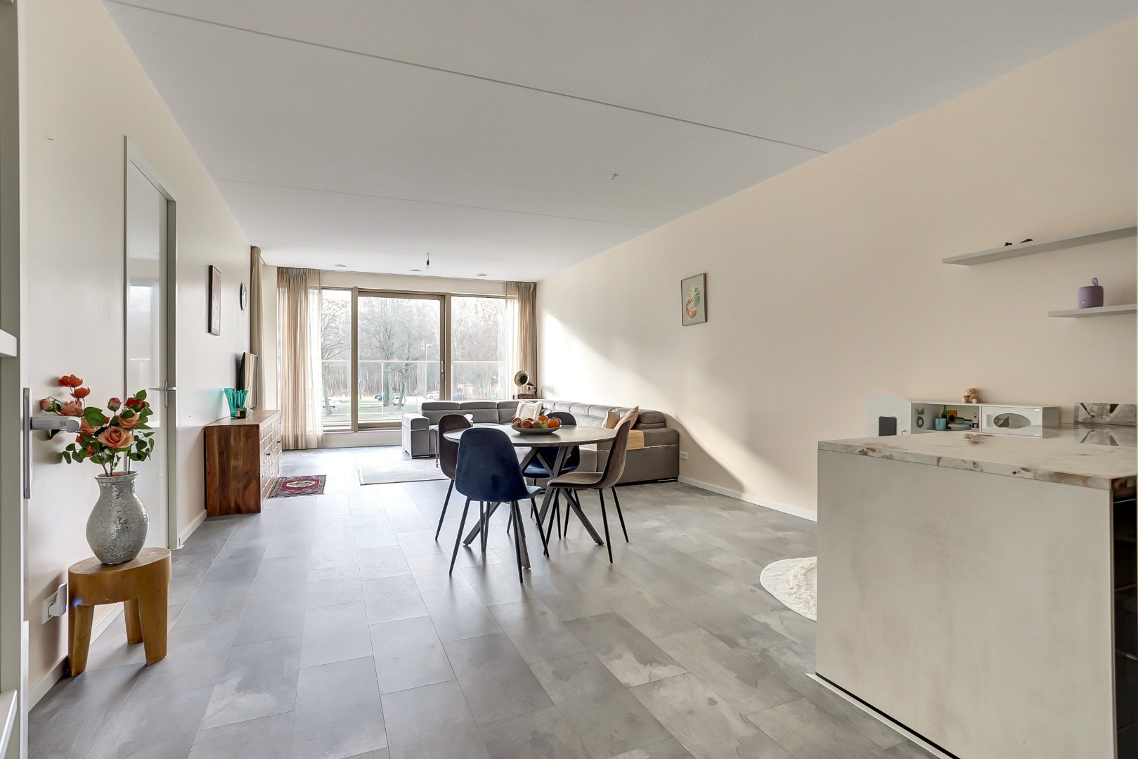 Modern en energiezuinig appartement (A++) met ruim terras op het westen, eigen parkeerplaats, fraaie keuken, badkamer en gelegen op eigen grond. 