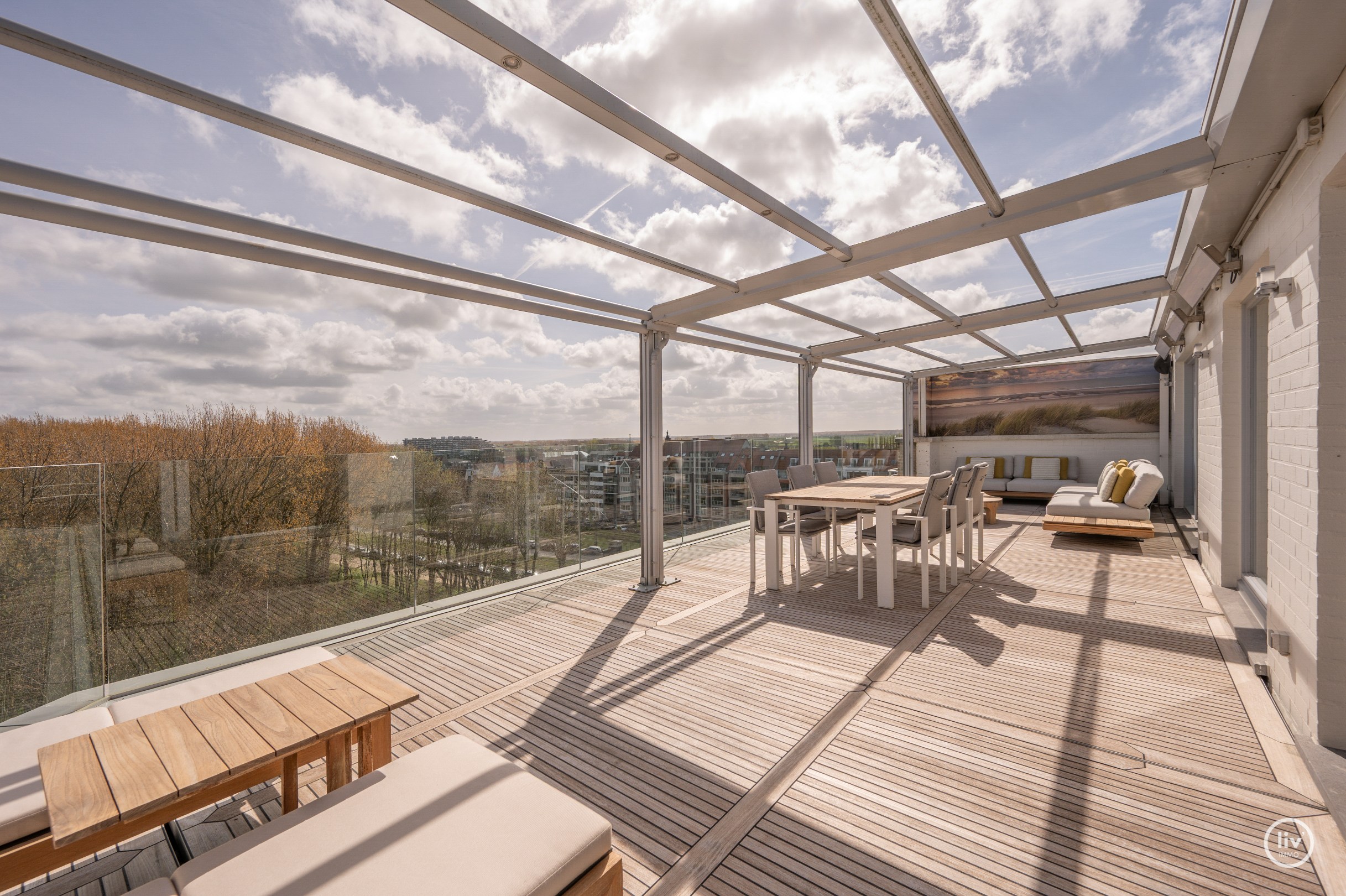 Dit magnifieke duplexappartement combineert uitzonderlijke volumes met adembenemende zichten over zowel de omliggende bossen als de zee. 