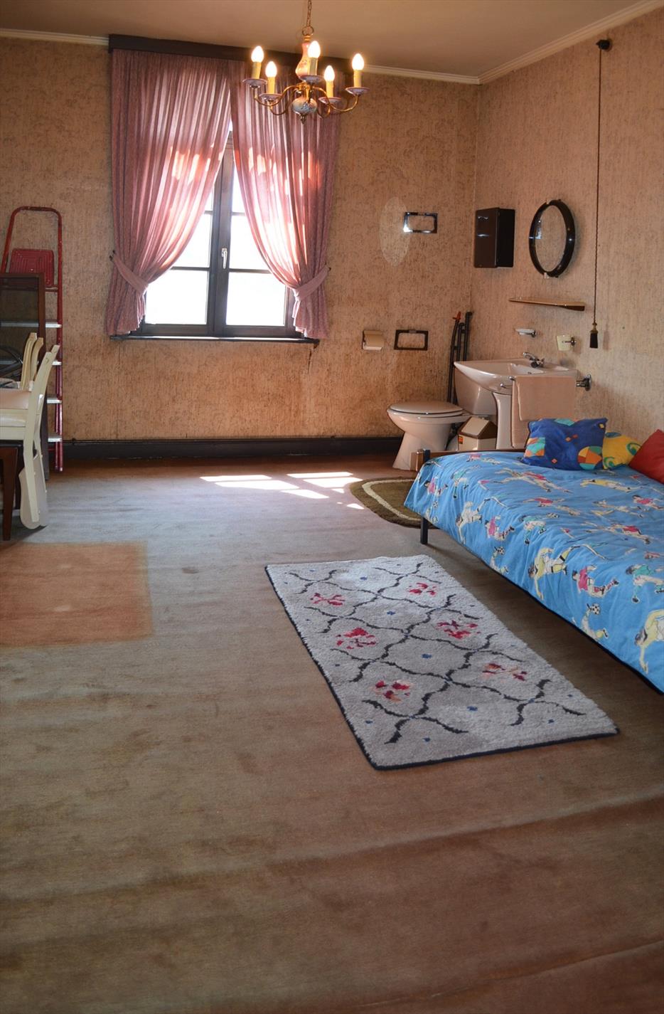 Rijwoning met 2 slpks,  ruime zolder (mogelijk 3de slpk)  &amp; zonnige tuin te Eeklo 