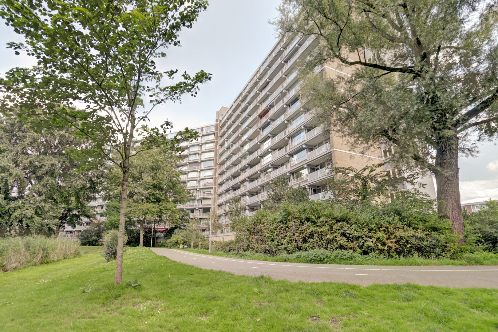 Zonder klussen te betrekken dit fraaie 4-kamer appartement op de 10e verdieping met 3 slaapkamers, fraaie keuken, moderne badkamer, mooi uitzicht en gelegen aan een groen park! 