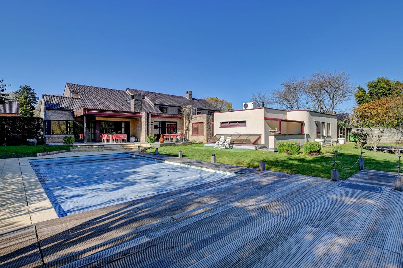 Uitzonderlijk kantoorgebouw met woonst 