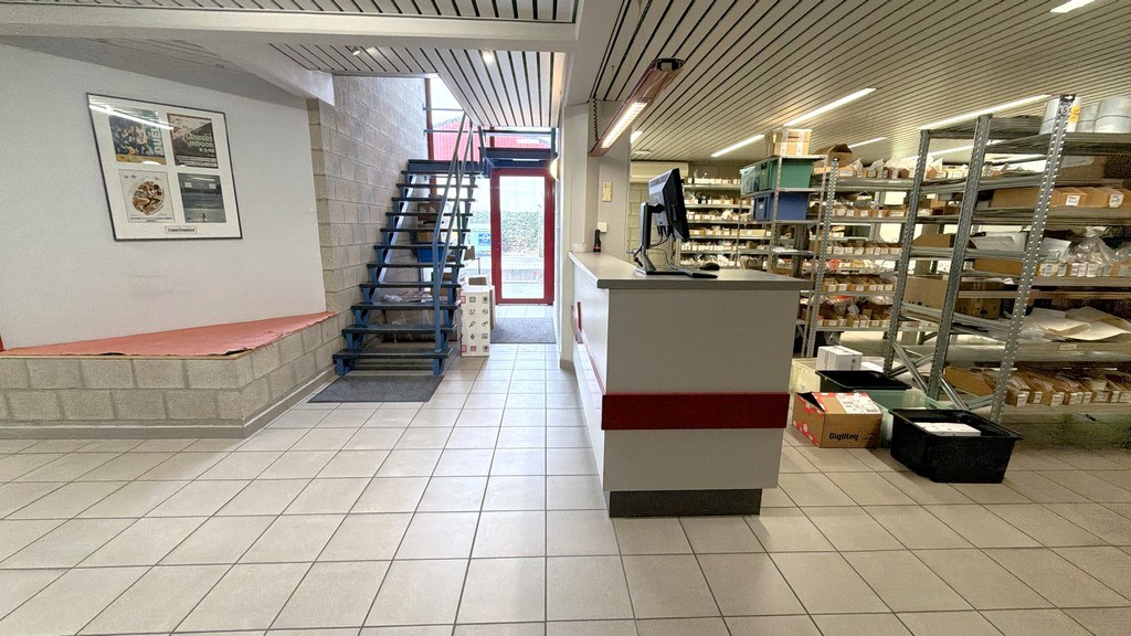 Bedrijfsgebouw met laadkades te huur nabij E313 in Olen