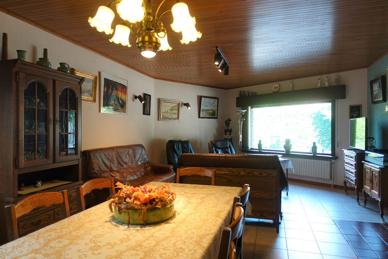 Ruime hoekwoning met 4 slaapkamers en dubbele garage 