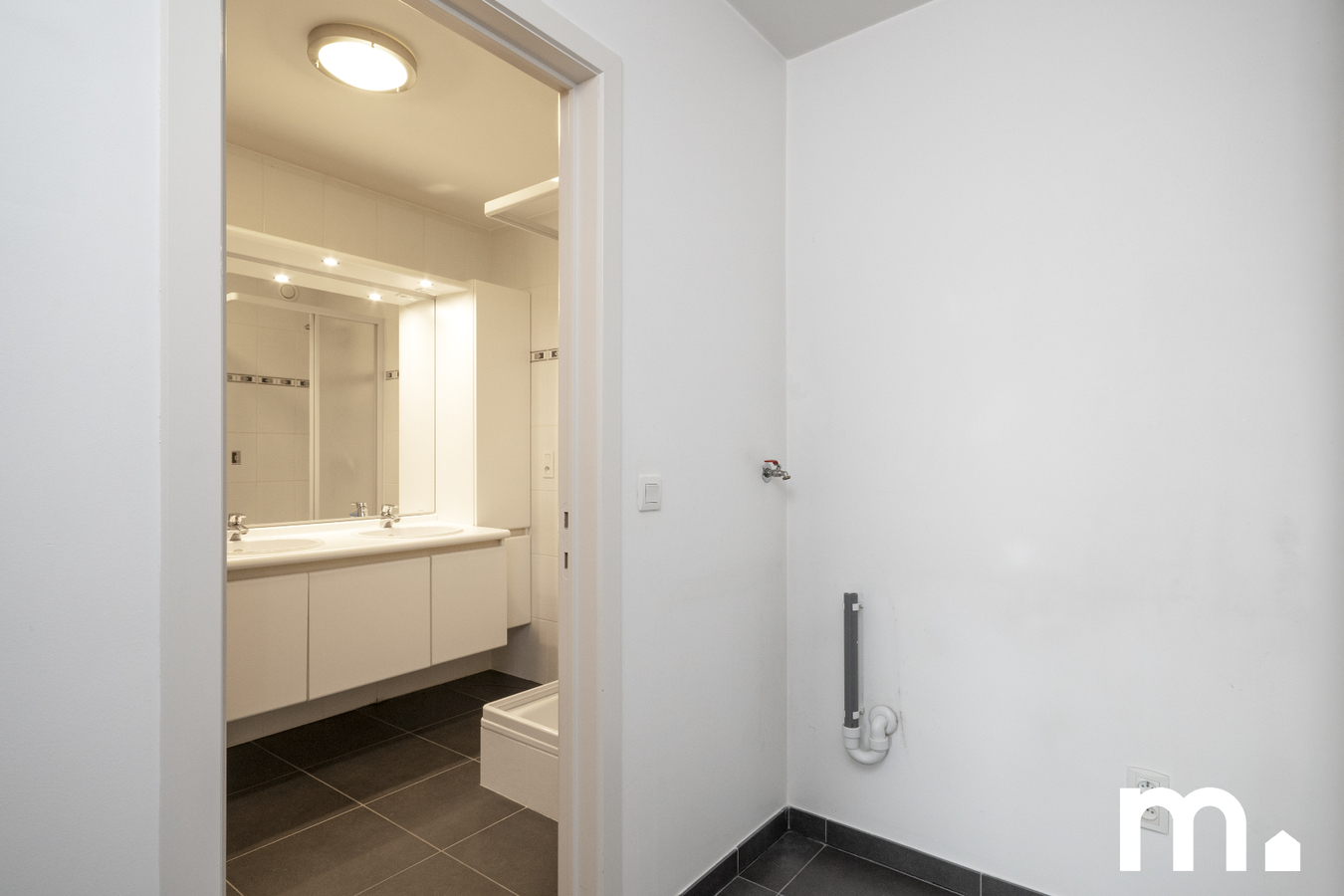 Instapklaar appartement met garage en privé parkeerplaats te koop in Roeselare ! 
