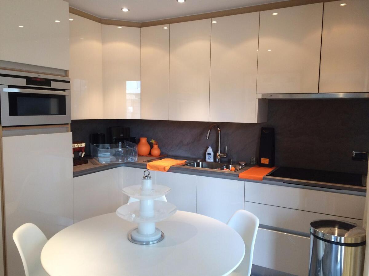 LUXUEUS GELIJKVLOERS APPARTEMENT OP TOPLIGGING MET MAGNIFIEK ZONNETERRAS/TUIN 