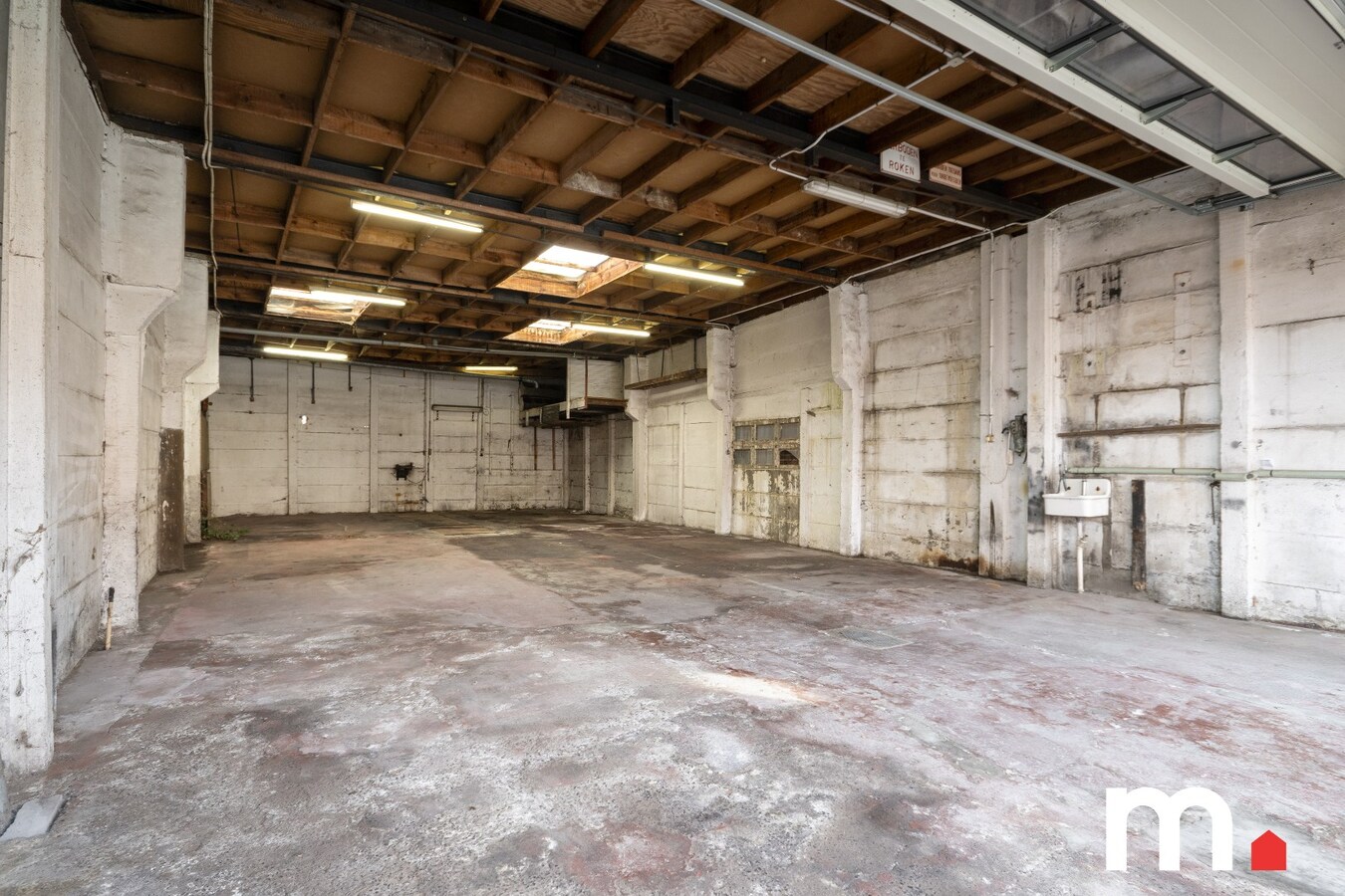 Loods met oprit en aparte kantoorruimte te koop in Heule ! 