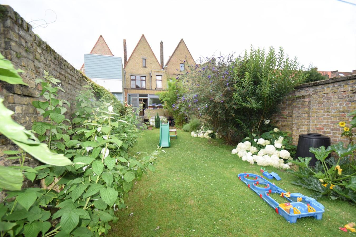 Kwalitatief gerenoveerde, ruime 4-slpk-woning met toffe stadstuin op Christus-Koning 