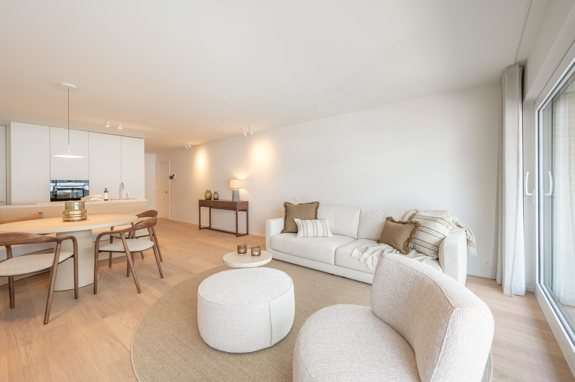 Appartement exclusivement rénové avec 3 chambres à vendre près de la plage d'Albert et de la place de la Lumière. 