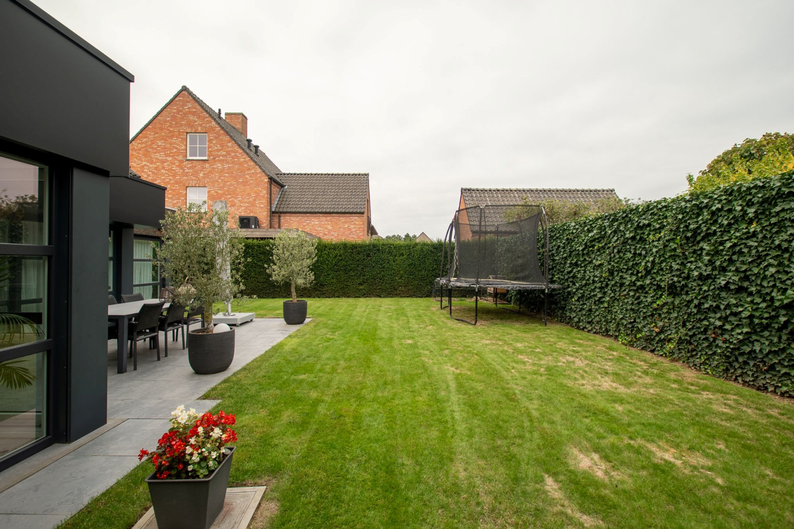 Verrassend luxueus afgewerkte woning met tuin en garage 