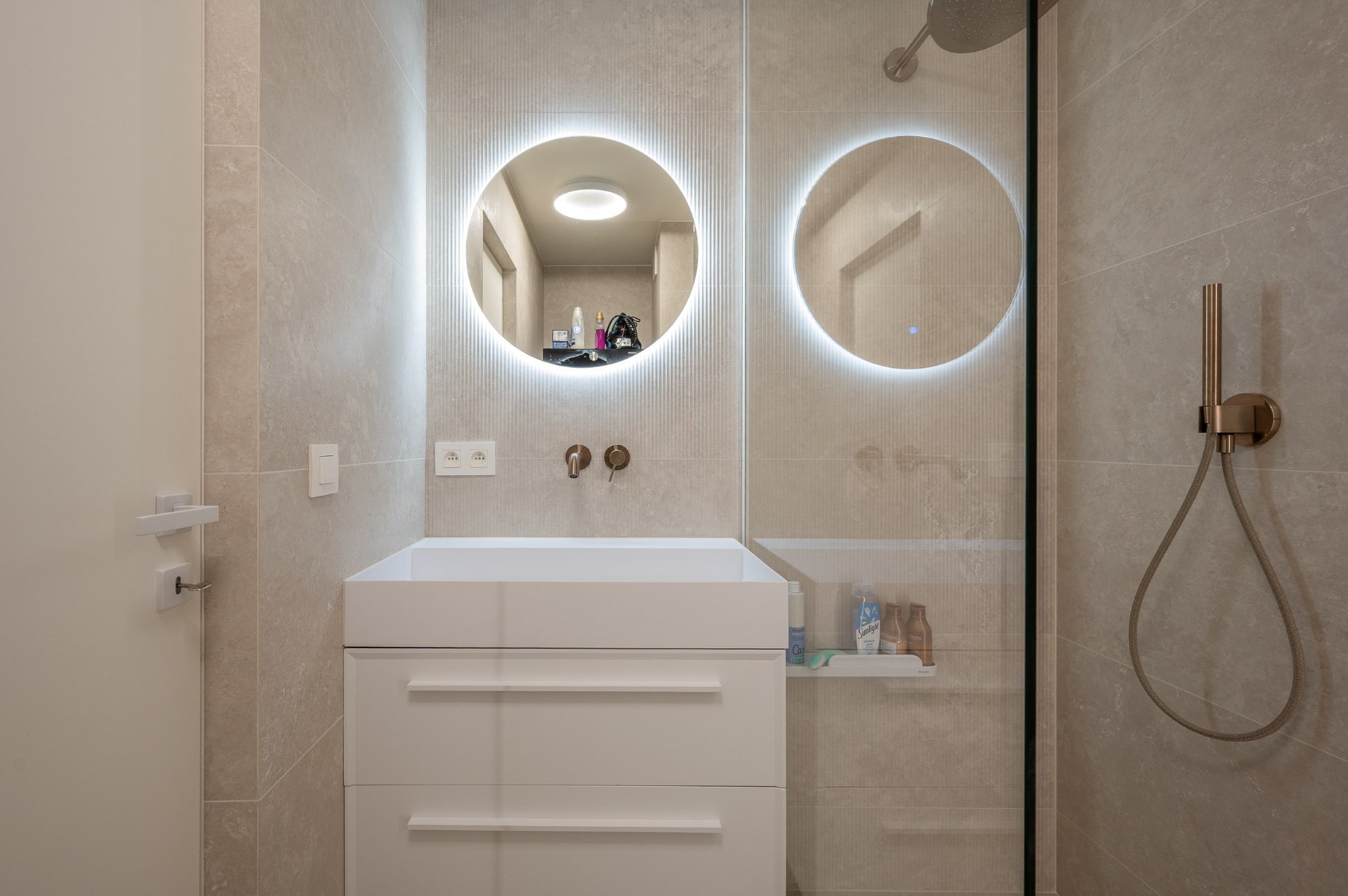 Bel appartement de 3 chambres avec vue latérale sur la mer, situé dans un endroit agréable près de la place de la Tour des Lumières à Knokke. 