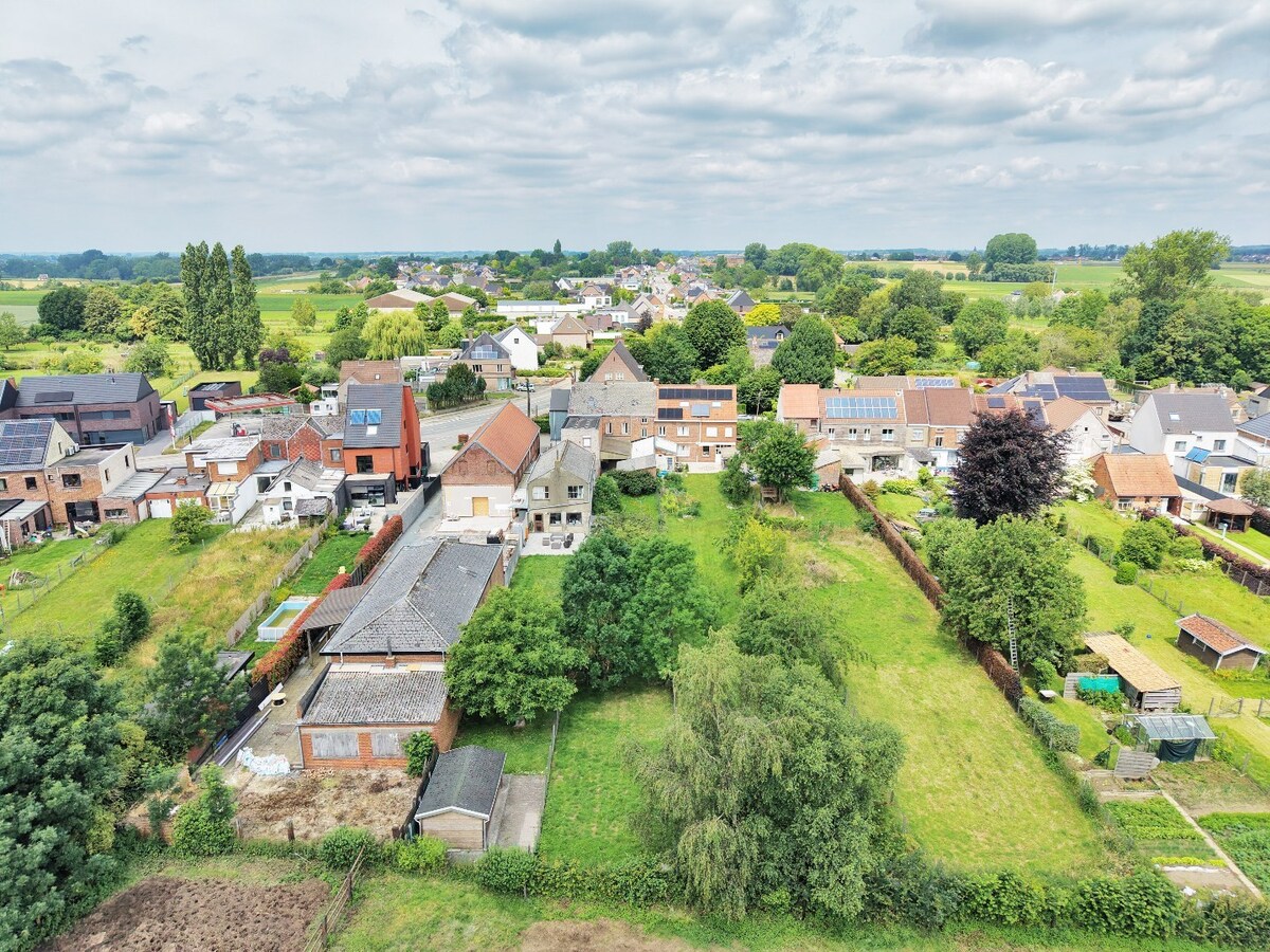 Ruime, te renoveren woning met veel potentieel te Erwetegem 