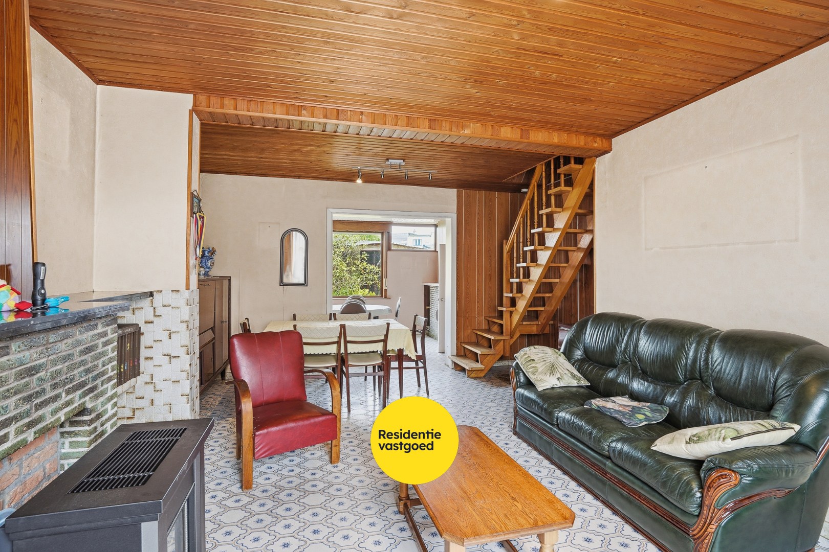 Te renoveren halfopen woning met tuin en oprit/garage 