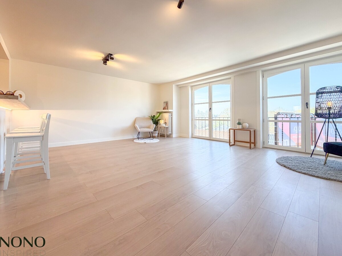 Fantastisch 2-slaapkamer appartement met staanplaats en terras pal in de Doorniksewijk ! 