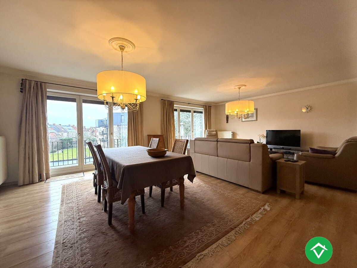 Ruim 2-slaapkamersappartement met garage in centrum Roeselare 