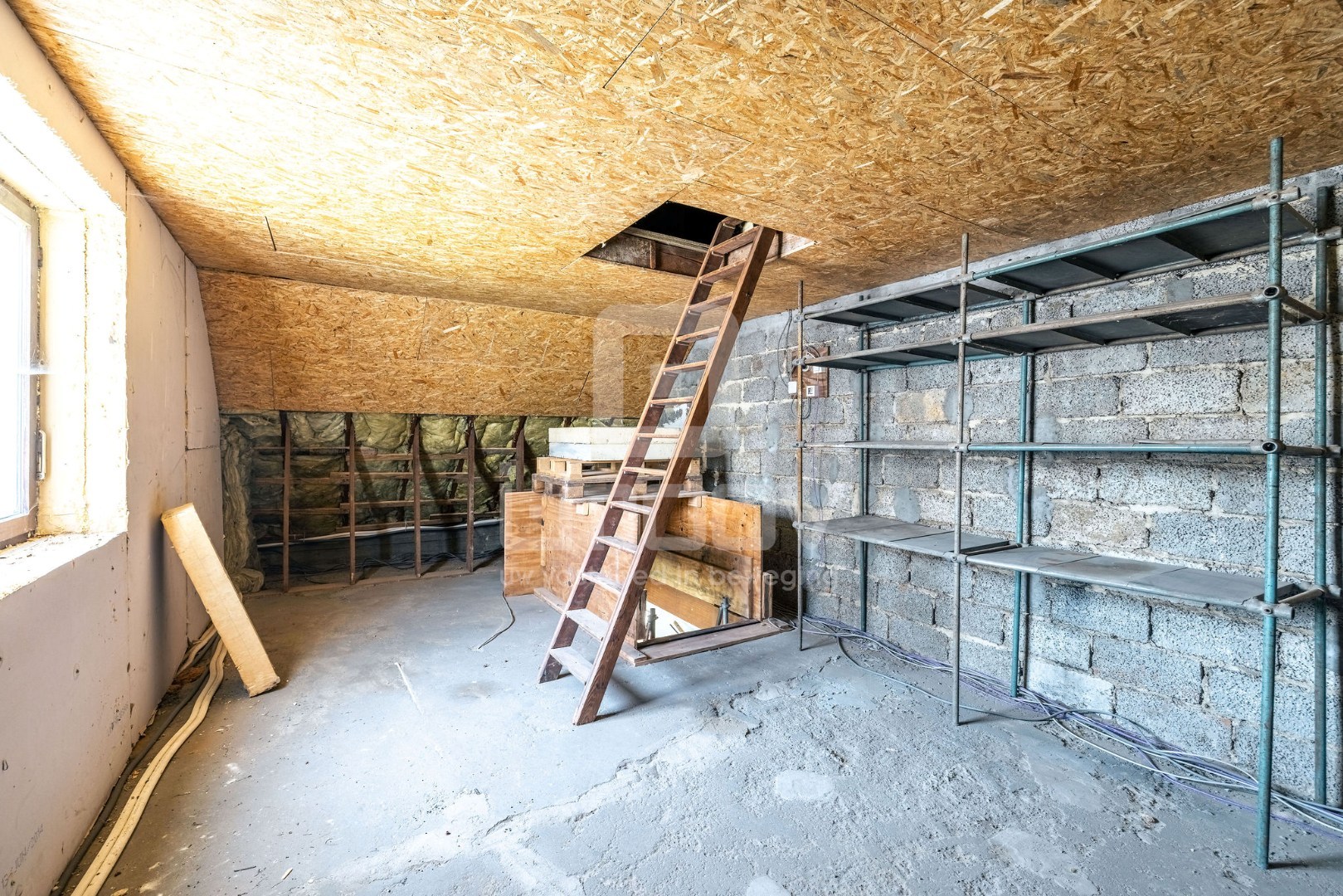 Vrijstaande woning met 5 slaapkamers en polyvalente loods te De Pinte 